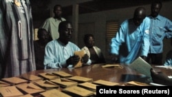 Des agents électoraux comptent les votes à N'Djamena, la capitale du Tchad, le 3 mai 2006. REUTERS/Claire Soares