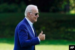Presiden Joe Biden berjalan di Halaman Selatan Gedung Putih setelah turun dari Marine One, 20 Juli 2022, di Washington. (Foto: AP)