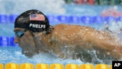 Aksi perenang Michael Phelps dalam pertandingan babak semi final lomba gaya kupu-kupu 200 meter di Aquatic Centre, Olimpiade London 2012 (30/7).