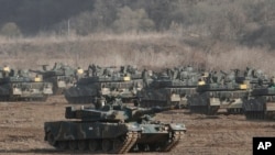 Tank K1A2 milik tentara Korea Selatan dalam latihan militer di Paju, Korea Selatan, dekat perbatasan dengan Korea Utara, Rabu, 17 Maret 2021. (AP Photo/Ahn Young-joon)