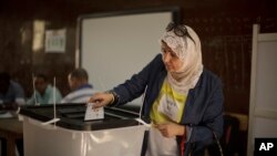 KPU Mesir memperpanjang Pilpres satu hari untuk menambah jumlah pemilih yang memberikan suara (27/5). 