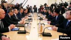 지난해 11월 러시아를 방문 중인 북한 최룡해 노동당 비서(오른쪽 네번째)와 북한 특사단이 세르게이 라브로프 러시아 외무장관(왼쪽 네번째) 및 러시아측 대표단과 모스크바에서 회담하고 있다.