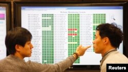 Para peneliti Hauri, sebuah perusahaan piranti lunak untuk keamanan internet tengah meneliti virus komputer di laboratorium mereka di Seoul (22/3).