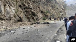 انفجار بم کنار جاده در شاهرای شنگله واقع در ایالت خیبر پشتونخوا (تصویر از آٰرشیف صدای امریکا