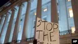 Biểu tình phản đối ông Elon Musk bên ngoài Bộ Tài chính ở Washington, ngày 4/2/2025. (Ảnh AP/Jose Luis Magana)