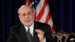 Gubernur Bank Sentral AS atau Federal Reserv, Ben Bernanke, berbicara pada wartawan di Washington (19/6). 