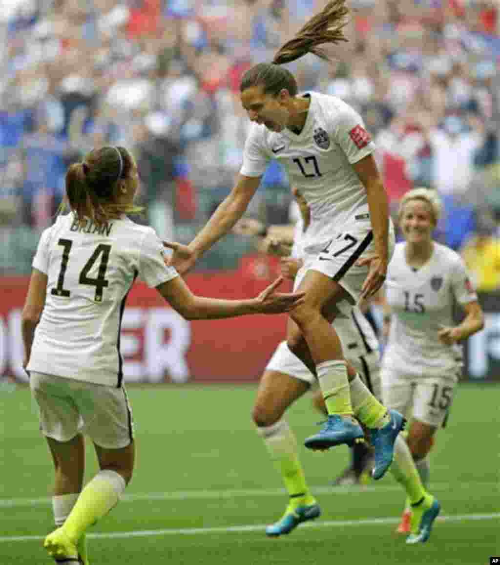 Pemain tim AS Tobin Heath (tengah) merayakan gol kedua atas Jepang dalam Piala Dunia Putri di Vancouver, Kanada (5/7). (AP/Elaine Thompson)