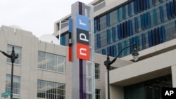 FILE - Kantor pusat National Public Radio (NPR) di North Capitol Street, Washington, 15 April 2013. NPR tak lagi menggunakan Twitter, , 12 April 2023, setelah akun kantor berita independen tersebut diberi label sebagai "media yang didanai pemerintah". (AP/Charles Dharapak, File)