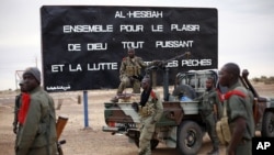 Des soldats maliens sont stationnés à l'entrée de Gao, dans le nord du Mali, 28 janvier 2013.