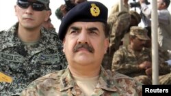 Pakistan's Lieutenant-General Raheel Sharif attends a military exercise in Khairpure Tamay Wali in Bahawalpur district, Nov. 4, 2013. 