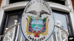 Lambang negara Ekuador terpampang di pagar di luar kedutaan besar negara itu di London (18/10). London, Inggris. (foto: AP Photo/Alastair Grant)