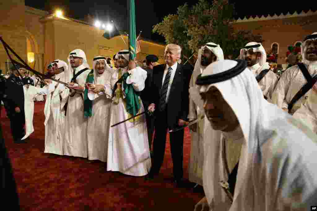  Shugaban kasar Amurka Donald Trump na duke da takobi kinda take radar gargajiya tare da shugabanin kasar alokacin wata marhaba a Riyadh &nbsp;Saudi Arabia, ranar Lahadi 21 ga watan Mayu shekarar 2017. &nbsp;