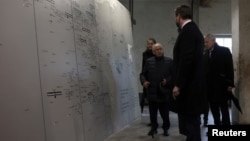Potpredsjednik SAD-a JD Vance razgovara sa Abba Naorom, preživjelim holokausta u Dachauu, u Memorijalnom mjestu koncentracijskog logora Dachau u Dachauu, Njemačka, 13. februara 2025.