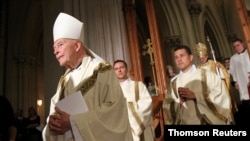 کاردینال مَکَرِک پس از آن که در رابطه با ده‌ها سال آزار بزرگسالان و کودکان گناهکار شناخته شد، خلع لباس شد و عنوان خود را نیز از دست داد