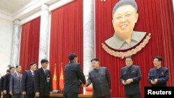 북한이 26일 처음으로 인민군 수산 부문 열성자회의를 개최한 가운데, 김정은 국방위원회 제1위원장(오른쪽 세번째)이 참가자들과 악수하고 있다. 