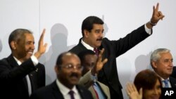 Presiden Venezuela Nicolas Maduro, tengah atas, dalam foto grup di KTT Amerika di Panama City, Panama, Sabtu, 11 April 2015. Dari kiri ke kanan; Presiden Barack Obama, Antigua dan Perdana Menteri Barbuda Gaston A. Browne, Perdana Menteri Grenada Keith Mitchell, Presiden Argentina Cristina Fernandez dan Presiden Guatemala Otto Perez Molina. (AP Photo/Moises Castillo)