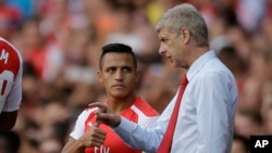 Manajer Arsenal, Arsene Wenger, memberi instruksi pada Alexis Sanchez di Stadion Emirates, London. (Foto: Dok)