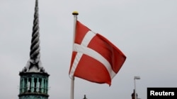 Bendera nasional Denmark berkibar di Kopenhagen, Denmark, 22 Oktober 2019. (Foto: REUTERS/Andreas Mortensen)