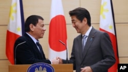 프랑스 노르망디 오마하 해변이 내려다 보이는 미군 묘지 상공에서 프랑스 공군곡예팀이 노르망디 상륙작전 75주년을 맞아 비행하고 있다.