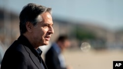 Menteri Luar Negeri AS Antony Blinken tiba di pangkalan udara Andrews di Maryland, pada 6 Juli 2022. Blinken dijadwalkan terbang menuju Bali untuk menghadiri pertemuan negara anggota G20. (Foto: Pool via AP/Stefani Reynolds)