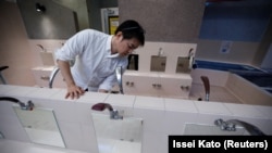 Tokuji Ito (53), pemilik pemandian umum Jepang (atau sento) 'Dai-ni Takara-yu', bersiap untuk membuka fasilitasnya di Tokyo, Jepang 25 November 2021. (Foto: REUTERS/Issei Kato)