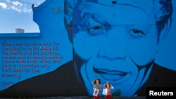 Une peinture représentant l'ancien président sud-africain Nelson Mandela, le 7 décembre 2013.