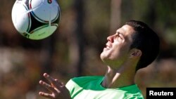 Cristiano Ronaldo contrôle la balle de la poitrine au cours d’une séance d’entrainement à Obidos, Portugal, 29 mai 2012.