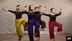 អ្នករបាំ ជុំវ៉ាន់ សុដាជីវី (ឆ្វេង) អ្នកគ្រូ​ សំ សត្យា​ (កណ្តាល) និងអ្នករបាំ២នាក់(ស្តាំ) កំពុងហាត់សមរបាំសហសម័យ។