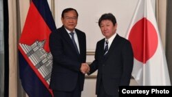 រូបឯកសារ៖ រដ្ឋមន្រ្តីការបរទេសជប៉ុន លោកម៉ូតេហ្គី តូស៊ីមីត្សឹ (Toshimitsu Motegi) ចាប់ដៃរដ្ឋមន្រ្តីការបរទេសកម្ពុជាលោក ប្រាក់ សុខុន ក្នុងជំនួបពិភាក្សាអំពីបញ្ហាទ្វេភាគី និងពហុភាគី ក្នុងអំឡុងទស្សនកិច្ចរបស់លោកនៅកម្ពុជា។ (រូបថតដោយស្ថានទូតជប៉ុនប្រចាំកម្ពុជា)