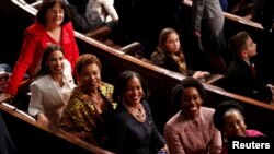 联邦众议员库斯特（Annie Kuster）2019年1月3日与本届国会新科女议员们合影。