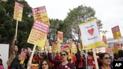 Registered nurses and supporters protest outside a Kaiser Permanente facility in San Francisco against a lack of training in combating Ebola, Nov. 11, 2014. 