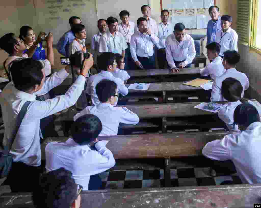 លោក​​ហង់ ជួនណារ៉ុន រដ្ឋមន្រ្តី​ក្រសួង​អបរំ​ ត្រួតពិនិត្យ​វិញ្ញាសារ​នៃការប្រលង​មធ្យមសិក្សា​ទុតិយភូមិ នៅ​វិទ្យាល័យ​ព្រះស៊ីសុវត្ថិ​ នៅ​ថ្ងៃ​ច័ន្ទ ទី​២២ ខែសីហា ឆ្នាំ​២០១៦។ ​(ឡេង ឡែន/VOA)&nbsp;