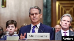 Scott Bessent, kandidat Menteri Keuangan AS di pemerintahan presiden Donald Trump, hadir dalam sidang konfirmasinya di Senat di Gedung Capitol, Washington, pada 16 Januari 2025. (Foto: Reuters/Kevin Lamarque)