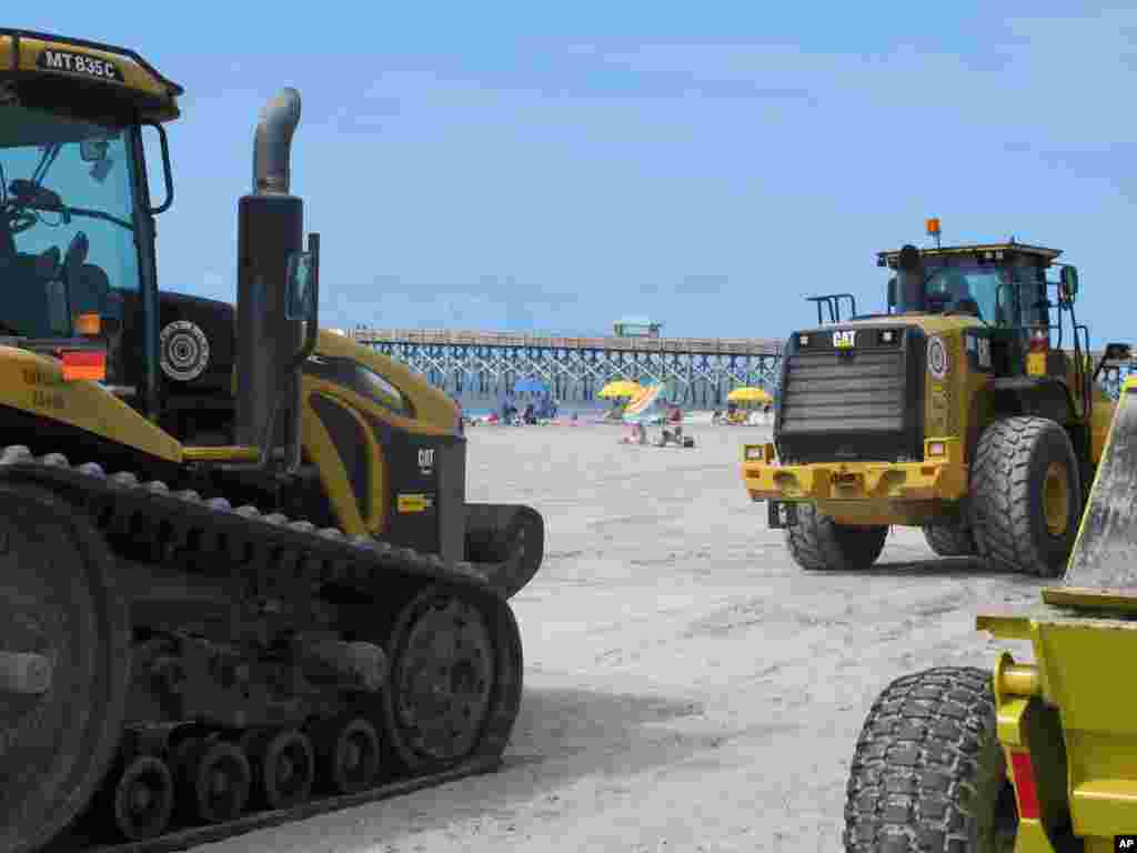 Peramal cuaca memperingatkan bahwa Badai Arthur dapat menyebabkan erosi pantai di Pantai Folly, South Carolina (3/7).&nbsp;(AP/Bruce Smith)