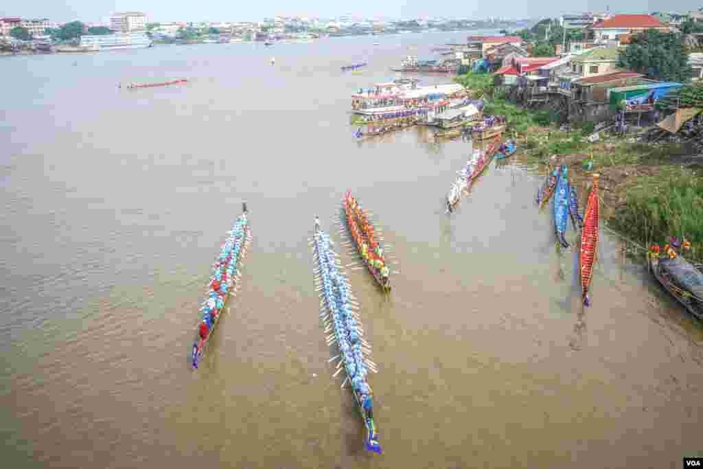 ទិដ្ឋ​ភាព​បុណ្យ​អុំ​ទូក​ អកអំបុក​ បណ្តែត​ប្រទីប​​ នៅក្នុង​រាជធានី​ភ្នំពេញ​កាលពី​រសៀលថ្ងៃទី​១១ ខែវិច្ឆិកា ឆ្នាំ២០១៩។​ (ខាន់ សុគុំមនោ​/​VOA)