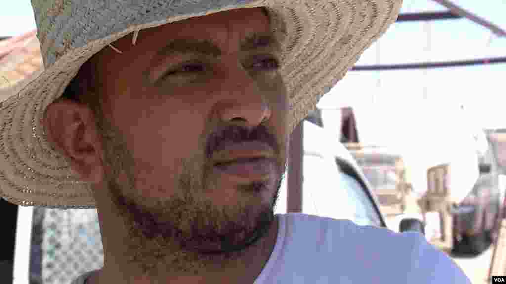 Ben Guerdane market seller Choukri Yahia. (L. Bryant/VOA)