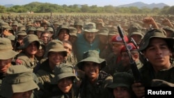 Presiden Venezuela Nicolas Maduro berpose bersama dengan para tentara saat mengunjungi sebuah pusat pelatihan di El Pao, Venezuela 4 Mei 2019.
