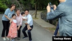 22일 하루 연차 휴가를 낸 문재인(왼쪽 세번째) 대통령이 일요일이었던 전날 경남 양산시 매곡동 사저에 도착해 방문객들과 함께 기념촬영을 하고 있다. 