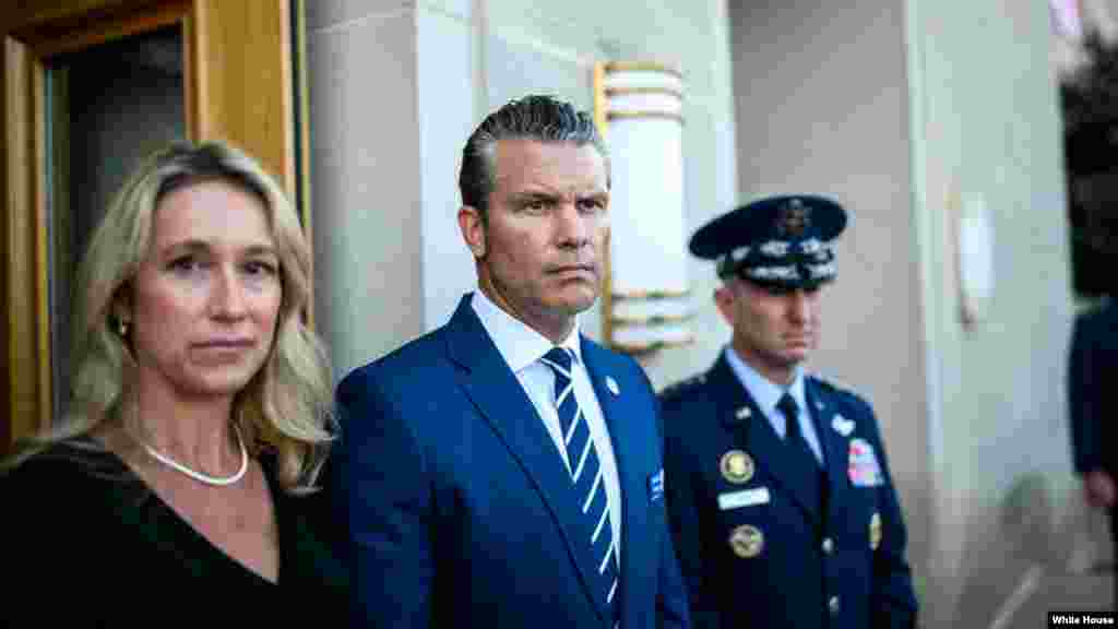 گالری عکس | حضور پیت هگست،‌ وزیر جنگ، و ژنرال دن کین، رئیس ستاد مشترک نیروهای مسلح آمریکا، در مراسم گرامی‌داشت یاد قربانیان حملات تروریستی یازدهم سپتامبر در بیست و چهارمین سالگرد این حملات در پنتاگون (پنج‌شنبه ۲۰ شهریور ۱۴۰۴) 