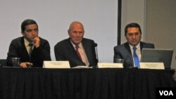 O'zbekistondan Ibrohim Musayev, professor Frederik Starr, Qirg'izistondan Marat Janbayev Jon Xopkins Universitetida Ramsfeld stipendiatlari yig'inida. 30-oktabr, 2013-yil.