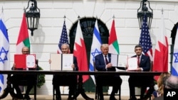 도널드 트럼프 미 대통령의 중재로 이루어진 이스라엘-아랍에미리트(UAE)-바레인의 아브라함 협정에 (왼쪽부터) 압둘라티프 알-자야니 바레인 외무장관과 베냐민 네타냐후 이스라엘 총리, 트럼프 대통령(중앙), 세이크 압둘라 빈 자예드 알나흐얀 UAE 외무장관이 서명을 했다. 