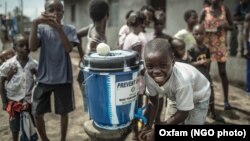 Training cuci tangan untuk anak-anak di Clara Town di Libéria untuk mencegah penularan wabah ebola yang dibiayai oleh Oxfam (foto: dok).