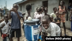 Sensibilisation au lavage des mains à Clara Town, un quartier du nord de Monrovia au Libéria.