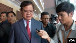 Interior Minister Sar Kheng addresses reporters Friday, August 19, 2016 in Phnom Penh, Cambodia. (Photo: Leng Len/VOA Khmer)