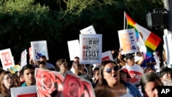 美国凤凰城示威者抗议川普总统加紧遣返非法移民 - 资料照片