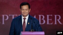 រូបឯកសារ៖ លោក ហ៊ុន ម៉ាណែត នាយករដ្ឋមន្រ្តី​នៃ​ប្រទេស​កម្ពុជា​ចាកចេញ​ពី​វេទិកា​បន្ទាប់ពីបញ្ចប់ការថ្លែងសុន្ទរកថា​របស់​លោក​ក្នុង​កិច្ចប្រជុំ​កំពូល​ធុរកិច្ច និង​វិនិយោគ​អាស៊ាន មុនកិច្ចប្រជុំកំពូលអាស៊ាន នៅ​ទីក្រុង​ហ្សាការតា នៅ​ថ្ងៃទី៤ ខែកញ្ញា ឆ្នាំ២០២៣។