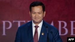 រូបឯកសារ៖ លោក ហ៊ុន ម៉ាណែត នាយករដ្ឋមន្រ្តី​នៃ​ប្រទេស​កម្ពុជា​ចាកចេញ​ពី​វេទិកា​បន្ទាប់ពីបញ្ចប់ការថ្លែងសុន្ទរកថា​របស់​លោក​ក្នុង​កិច្ចប្រជុំ​កំពូល​ធុរកិច្ច និង​វិនិយោគ​អាស៊ាន មុនកិច្ចប្រជុំកំពូលអាស៊ាន នៅ​ទីក្រុង​ហ្សាការតា នៅ​ថ្ងៃទី៤ ខែកញ្ញា ឆ្នាំ២០២៣។