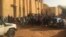 La foule est réunie devant la cour de Justice pour le procès de trafic de bébés, à Niamey, Niger, le 13 mars 2017. (VOA/Abdoul-Razak Idrissa)