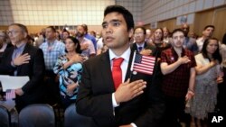 지난해 18일 미국 보스턴의 공공 도서관에서 열린 귀화식에서 이민자들이 '국기에 대한 맹세(Pledge of Allegiance)'를 하고 있다. (자료사진)