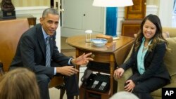 Presiden AS Barack Obama bertemu dengan Nina Pham (kanan), seorang perawat dari Dallas, Texas yang dinyatakan sembuh dari Ebola, di Gedung Putih, Jumat (24/10).